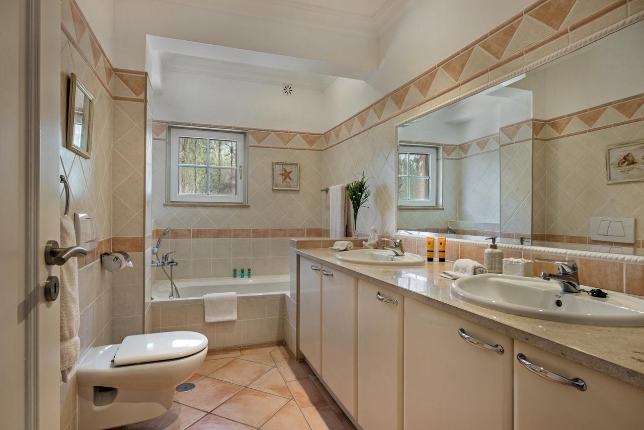 Villa Zarana Villa in Quinta Do Lago sleeps 8 Ocholo Ocholo